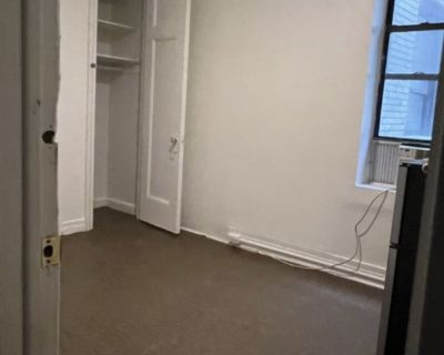 Total rooms: 5. Deposit: $1,000.00 * Utilities included?: Yes. References are not required. No preference. Non-smoking. Not for couples. Age preference: 21. Furnishings: Unfurnished * Parking: No * Garage: No * Yard/patio: No * Balcony/roof terrace: No * Disabled access: No * Living room: shared * Broadband included: Yes. Availability Available Now Minimum term 12 months Maximum term None. Newl...