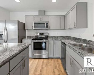 3 Bedroom 2.5BA 1601 ft Pet-Friendly Apartment For Rent in Medford, OR