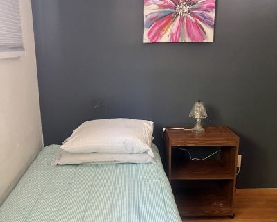 Total rooms: 3. Deposit: $800.00 * Utilities included?: Yes * Fees apply?: No. References are not required. No preference. Non-smoking. Not for couples. Age preference: 18 - 70. Furnishings: Furnished * Parking: No * Garage: No * Yard/patio: No * Balcony/roof terrace: No * Disabled access: No * Living room: shared * Broadband included: Yes. Availability Available Now Minimum term 12 months Maxi...