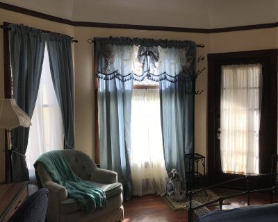 Total rooms: 4. Deposit: $1,400.00 * Utilities included?: Yes * Fees apply?: Yes. References required. No preference. Non-smoking. Not for couples. Furnishings: Furnished * Parking: Yes * Garage: No * Yard/patio: Yes * Balcony/roof terrace: No * Disabled access: No * Living room: shared * Broadband included: Yes. Availability Available Now Minimum term 6 months Maximum term None Short rentals c...