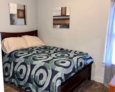 Private room with shared bathroom in a House with 2 roomies, Detroit, MI 48238