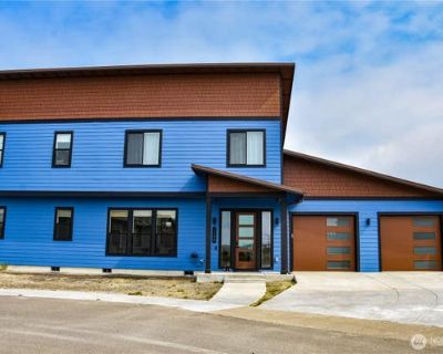 5 Bedroom 3BA 2679 ft Furnished Single Family Home For Sale in WESTPORT, WA