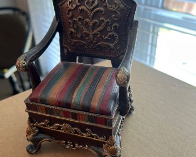 B107 Vintage Doll Arm Chair Storage Box