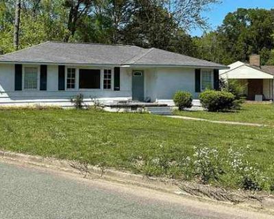 3 Bedroom 2BA 1404 ft Pet-Friendly Apartment For Rent in Gadsden, AL