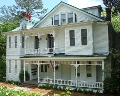 726 Hickman Rd. Rolling green hills, country clubs, and great golfing lend a sweet pace to life in this Southern town. Info provided by Avail Studio 1 Bedroom 2 Bedrooms 3 Bedrooms Never miss a deal! Get immediate alerts when prices drop or new units arrive. Turn on alerts 1 Bed, 1.0 Bath 1 Bed 1 Bath 600 sqft Starting at $1,195 Available 1. Pets allowed. 2 Bedroom. 1 Bathroom. 750 ft