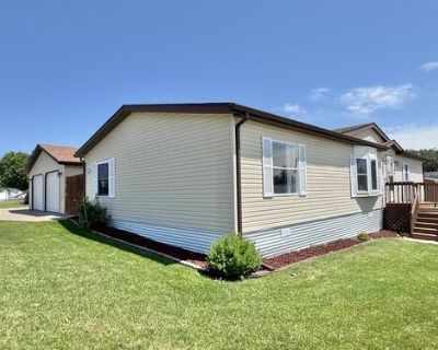 BEAUTIFULLY KEPT DOUBLEWIDE WITH 26'x26' GARAGE! CENTURY PARK!