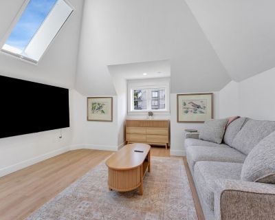 957 Nicola Street. Available Immediately Short-Term Stays Welcome Bright & Airy Top-Floor Retreat at Nicola Executive Stays Skylight, A/C, and 721 Sq Ft of Refined Living Welcome to Nicola Executive Stays, a fully restored 1903 heritage residence located on a quiet, tree-lined street in Vancouver s sought-after West End. This exclusive 721 sq ft top-floor suite combines historic elegance with e...