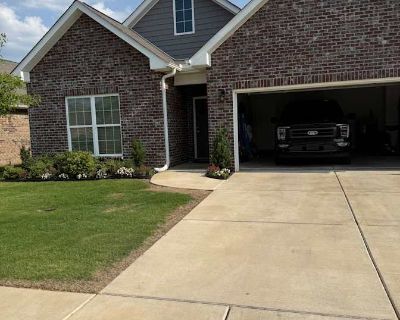 Available on: now. Unfurnished. Pet friendly. Parking available * Internet included * LGBTQ+ friendly * Cat friendly * Dog friendly * Students welcome * 40+ years welcome. I am a busy single professional male, bought my 1,620 sq ft house as a new construction home 2 yrs ago. I travel a lot for work and during the week I m not in town generally depending on my schedule. I have a fat cat called M...