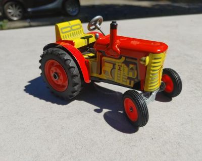 VINTAGE TIN TOY TRACTOR