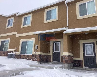 3 Bedroom 2BA 1551 ft Pet-Friendly Townhouse For Rent in Colorado Springs, CO