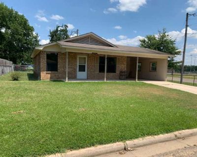 3/1 Fenced yard Pet Friendly Gladewater ISD. image_url. W/D hookup Pet friendly Carport Recently renovated Air conditioning Extra storage Unit Amenities air conditioning extra storage w/d hookup recently renovated Property Amenities pet friendly carport parking cats allowed dogs allowed. Pets allowed. 3 Bedroom. 1 Bathroom. 0 ft