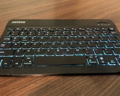 Arteck HB030B Universal Slim Portable Wireless 3.0 Backlit Keyboard