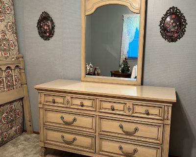 Cream dresser with mirror C2724