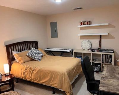 Private room with own bathroom in a House with 1 roomie, South Riding, VA 20152