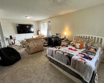 Private room with shared bathroom in a House with 2 roomies