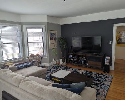 Total rooms: 3. Deposit: $1,850.00 * Utilities included?: No * Fees apply?: No. No preference. Non-smoking. Not for couples. Furnishings: Unfurnished * Parking: Yes * Living room: No * Broadband included: No. Availability Available Jan 01 2026 Minimum term None Maximum term None. YOUR ROOM: The room is large and bright with a very spacious closet and west-facing light in the afternoons. The roo...