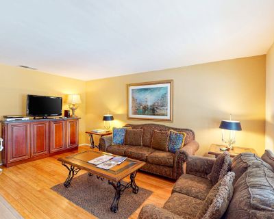 2 Bedroom 2BA Pet-Friendly Condo Vacation Rental in Easy Living Palm Desert, Palm...