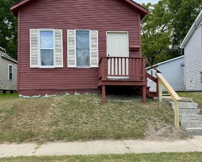 2 Bedroom 1BA 876 ft Single Family House For Sale in Manistee, MI