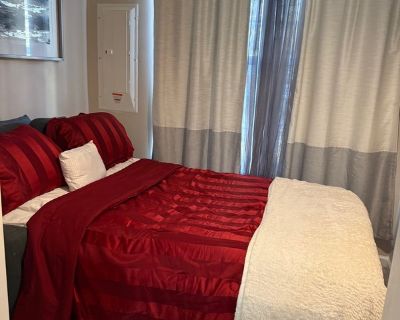 Total rooms: 3. Deposit: $500.00 * Utilities included?: Yes. No preference. Non-smoking. Not for couples. Furnishings: Furnished * Parking: Yes * Disabled access: * Living room: shared * Broadband included: Yes. Availability Available Now Minimum term 3 months Maximum term None Short rentals considered. This comfortable and well-kept private room is perfect for a working professional, student, ...