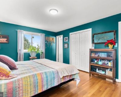 Minimum stay: 1 month. Deposit: 850. Bills included. Age preference: 18 - 70. Available for students. A delightful haven in the coveted Fairway subdivision of South Four Corners. Set on an impressive corner lot with a fully fenced backyard, this 4-bedroom, 3-bath split-level home exudes warmth and style from the moment you step inside. Sunlight pours through generous windows, illuminating the g...