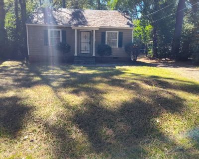 661 Woodbury Rd. Great 2 bedroom 1 full bath UNIT AMENITIES This unit has no central A/C! The owner ONLY provides 1 window A/C unit, and 1 gas heater. - IMPORTANT: Appliances may or may not be present, but tenant is responsible for their own appliances and replacement if the ones made available are non functioning or ever go out. - Utilities (electric, gas, water, and lawn care,) are paid by th...