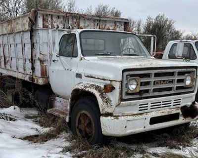 COMBO-Pair of trucks. 1976 GMC 6500. 366cid 4spd. 2spd differential. 16 foot all s