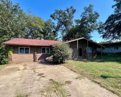 5 Bedroom 2BA 1687 ft Pet-Friendly Apartment For Rent in Barling, AR