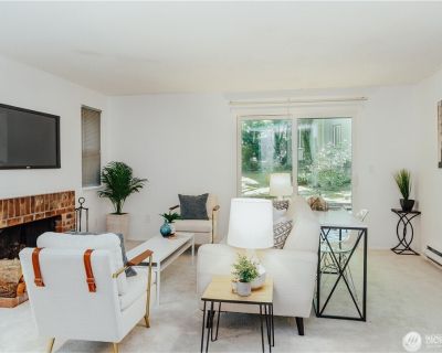 2 Bedroom 1BA 913 ft Condo For Sale in Bellevue, WA