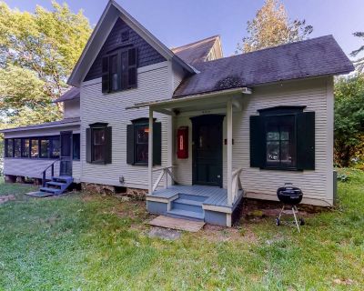 4 Bedroom 1.5BA Pet-Friendly Cabin Vacation Rental in Garden Island's Birch, Charlotte, VT