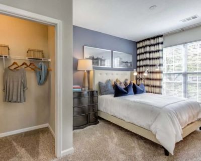 B3.LR - Montrose Renovated - Private Room (2 Bed 2 Bath) - A (Has an Apartment). Room in the...