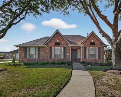 2834 Martina Dr. Move-in ready and feels like new. This charming one-story home features a split floor plan with 3 bedrooms and 2 full baths, zoned to FISD. The spacious, bright kitchen offers tons of counter space and ample cabinetry for storage. The primary suite is privately located at the back of the home. The home has no carpet throughout and includes a 3-car garage. Conveniently located w...