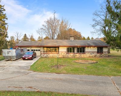 3 Bedroom 1BA 1552 ft Single Family House For Sale in Lake Geneva, WI