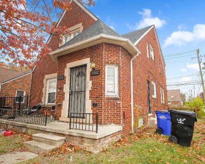 2 Bedroom 1BA 950 ft Pet-Friendly Townhouse For Rent in Detroit, MI