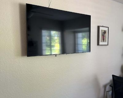 Private room with shared bathroom in a Townhouse with 2 roomies