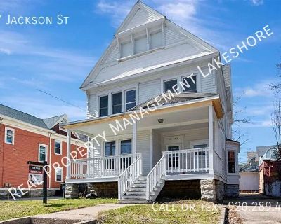 3 Bedroom 1BA 1200 ft Pet-Friendly Apartment For Rent in Oshkosh, WI