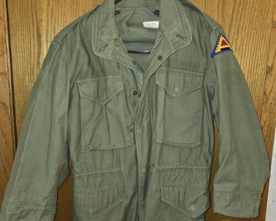 VTG 1966 US Army M-65 Field Jacket OG-107 Small-Short Vietnam Veteran Small-short M65 field jacket in good used condition, nice old 7th Army SSI. All buttons and snaps work. No rips or tears that I can see, a small bit of soiling on the back that will probably wash out (see photo). Depot tag dates it to 1966 (according to my research, the 8-digit hyphenated stock number was ony used in 1966, se...