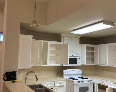 1804 Arbor Gln. Conveniently located and cleverly designed. You will love the open concept floorplan of your new duplex. Entertaining has never been so easy with the spacious kitchen that opens to both your living room and dining area. Cook, entertain, or just hang out in this fun, warm, and inviting home. Soaring high ceilings in living room and master bedroom. Both bedrooms have ample size an...