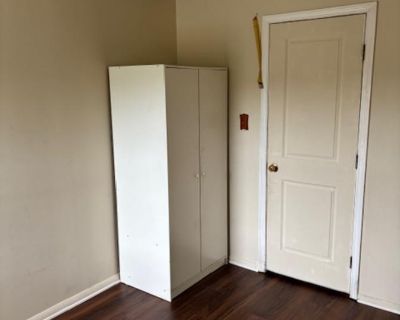 Available on: now. Unfurnished. Pet friendly. Parking available * LGBTQ+ friendly * Cat friendly * Dog friendly * Students welcome * 40+ years welcome. Amazing ROOM available for rent in 6 bedroom 3 bathroom Townhouse in Oxon Hill/Fort Washington area - available now. Address: Crafford Pl Fort Washington MD 20744 Conveniently located near the National Harbor, Washington DC and Northern VA. This...