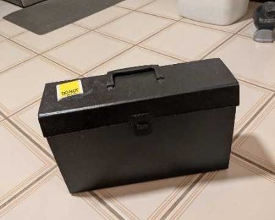 Folding file with handle