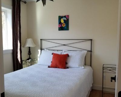 Fully Furnished Garden Suite Oakland Ave, Victoria Available Now Welcome to your private oasis in the heart of Victoria. This beautifully designed 600 sq. ft. garden suite offers a peaceful retreat with high-end finishes, natural light, and everything you need to feel at home from day one. Suite Features: 1 Bedroom + 1 Den + Loft space 1 Full Bathroom Open-concept layout with soaring ceilings I...