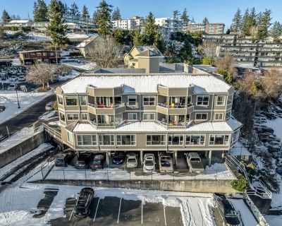 Ocean/Mountain view Top 2 Bed 2 Bath Condo!