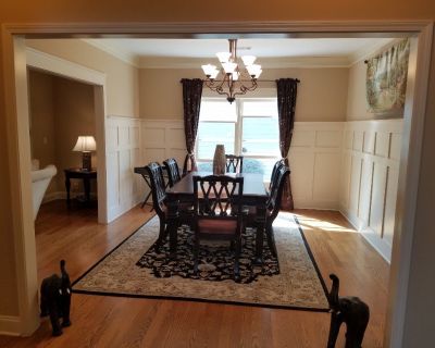 * Excellent condition 
* No tears
* No scratches
*No stains
* Includes 2 extension table leaves
* 4 dining chairs
* 2 armchairs
*Seat up to 8
*  Dining chairs made of wood
* Comfortable cushioned seat