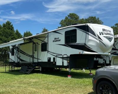 2020 Heartland Road Warrior RW 4275 Toy Hauler - Fifth Wheel for Sale in Oregon, Ohio 43616