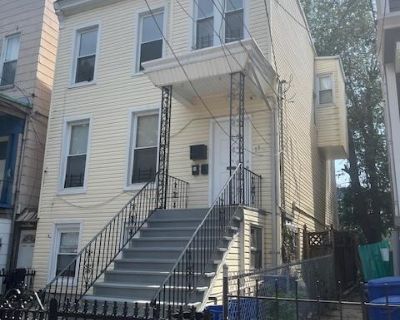 15 Irving St # 2. Property for Rent in Jersey City, NJ for $2,300 with 3 bedrooms and 1 full bath. This property is 652 square feet.. Spacious unit located near the Congress light rail and public transportation. Short distance to shopping area, restaurants, and Washington Park. Short bus ride to Journal Square and to NYC.. Parking available None. Beds 3 Total Rooms 5 Half Baths 0 Total Full Bat...