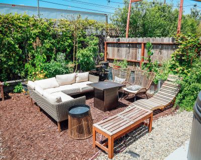 Modern Urban Tropical Garden, Hot Tub, Outdoor Shower, Fire Pit, Photography Space, Meetings, WiFi, Oakland, CA