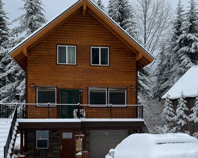 4 Bedroom 2.5BA Pet-Friendly Cabin Vacation Rental in Alpine Trails Lodge, Snoqualmie Pass, WA