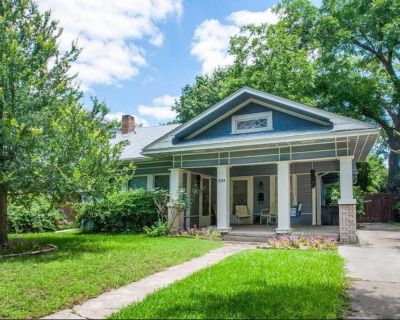 Address: 834 Woodlawn Ave, Dallas, TX 75208.
This lovely home comes with a covered front porch for relaxing, and is just 3 blocks to super popular Bishop Arts District and Kidd Springs Park with new Aquatics Center. Remodel includes bamboo hardwood floors, interior paints, tankless water heater, updated kitchen with granite counters, tile flooring & stainless steel refrigerator. Master bedroom ...