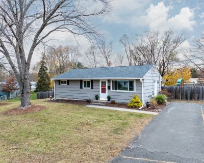 3 Bedroom 1BA 1008 ft Single Family House For Sale in Enfield, CT