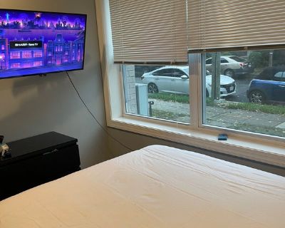 Total rooms: 2. Deposit: $0.00 * Utilities included?: Yes. No preference. Non-smoking. Couples are welcome. Furnishings: Furnished * Parking: Yes * Disabled access: * Living room: No * Broadband included: Yes. Availability Available Now Minimum term None Maximum term None. One room available in a furnished 2bedroom property available. In unit washer/dryer, private parking, internet and central ...