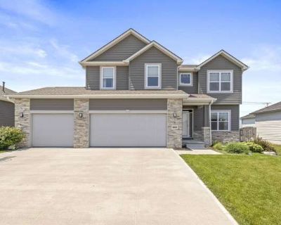 AVAILABLE NOW!. image_url. On-site laundry Patio / balcony Dishwasher Dogs allowed Clubhouse Microwave Unit Amenities dishwasher microwave patio / balcony range refrigerator Property Amenities clubhouse on-site laundry dogs allowed. Pets allowed. 4 Bedroom. 3.5 Bathroom. 3200 ft